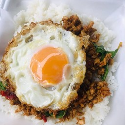 กะเพราหมูสับไข่ดาวราดข้าว