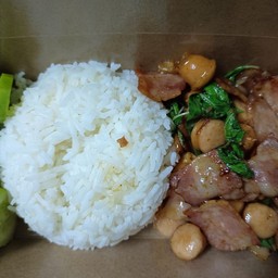 ข้าวกะเพราเบค่อนไส้กรอก