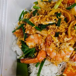 ผัดผงกะหรี่กุ้งราดข้าว