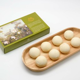 ขนมเปี๊ยะไส้ใบเตย ขนาด 8 ชิ้น