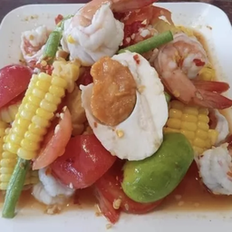 ตำไทยข้าวโพดไข่เค็มกุ้งสุก