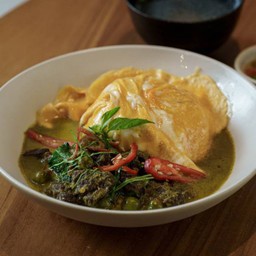 ข้าวไข่ข้นแกงเขียวหวานคอหมูย่าง