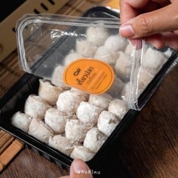 เกี๊ยวปลาแช่แข็ง 8 กล่อง กล่องละ 43 ตัว แถมน้ำจิ้ม 3 ขวด