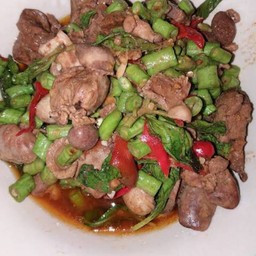 ผัดพริกแกงถั่วเครื่องในไก่ราดข้าวไข่ดาวอร่อยอิ่ม