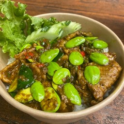 ข้าวสะตอผัดเครื่องแกงเถื่อนหมู