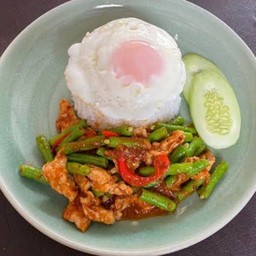 ข้าวสวยร้อนๆผัดพริกแกงหมูไข่ดาว