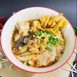 ก๋วยเตี๋ยวหมูต้มยำใหม่เอี่ยม ถนนจอมพล