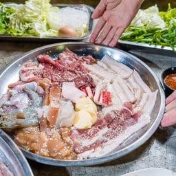 หมูกระทะ ยกนิ้ว By เจ้วรรณ นวมินทร์