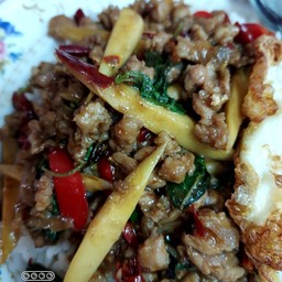 กะเพราหมูสับหน่อไม้ราดข้าว