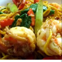 ผัดซีอิ๊วเส้นเหลืองกุ้ง
