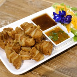 หมูกรอบทอดสองน้ำจิ้ม Crispy Pork 