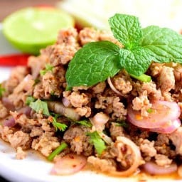 ร้านลาบอีสานตลาดกลางบ้านฉาง ล็อคF4 ติดDIY