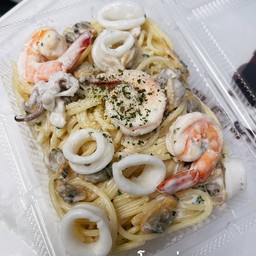 คาโบนาร่ารวมทะเล (ใส่กุ้งหมึกและหอยลาย)