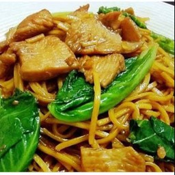 ผัดซีอิ๊วเส้นเหลืองไก่