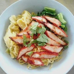 บะหมี่เกี๊ยว(เฮียฮั้ว) ข้าวขาหมู ข้าวมันไก่ ข้าวหมูกรอบ ข้าวหมูแดง เล้งแซ่บบเวอร์ หน้าวัดจะโปะ - ถนน ปักธงชัย