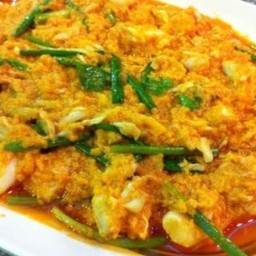 แซลมอลผัดผงกะหรี่ราดข้าว