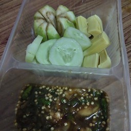 ไก่กรอบยำไส้ทอดต้มยำ