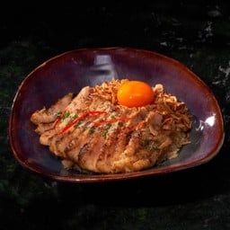 DL:ข้าวหน้าหมูหัวเราะไข่แดงดอง/Fried rice pork butter with grilled pork shoulder