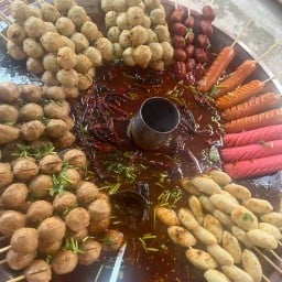 ลูกชิ้นย่างเตาถ่าน น้ำจิ้มมะขามเปียก ตลาดนัดคอกม้า(พาไปลงหม้อ)