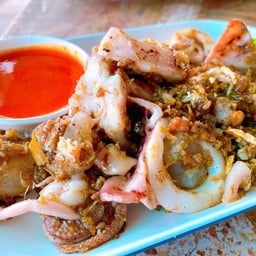 ข้าวหมึกไข่กระเทียม