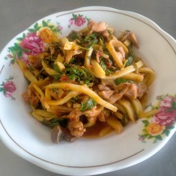 ผัดกระเพราหน่อไม้ราดข้าว