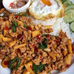 ข้าวกระเพราหน่อไม้หมูสับ