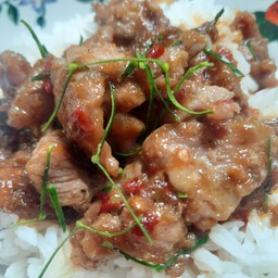 ข้าวราดผัดพริกแกงเขียวหวานแห้งหมู