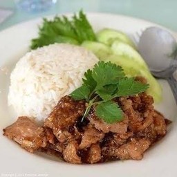 ข้าวหมูกระเทียมพริกไทย