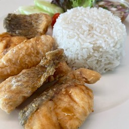 ข้าวปลากะพงทอดน้ำปลา