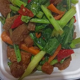 ข้าวผัดคะน้าหมูกรอบ