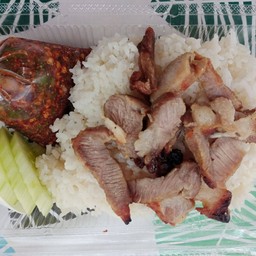 ร้านอาม่าหมูกรอบ