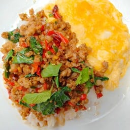 กะเพราหมูสับ ไข่ข้น