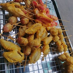 ลูกชิ้นชุบแป้งทอด น้ำจิ้มรสเด็ด เสรีไทย