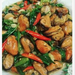 ผัดพริกสดใบโหระพา(กับข้าว)