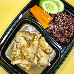 ข้าวกระเทียม ไก่, หมู, ปลา