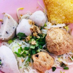 ก๋วยเตี๋ยวแห้งลูกชิ้นปลา