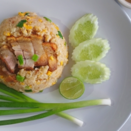 ข้าวผัดหมูกรอบ