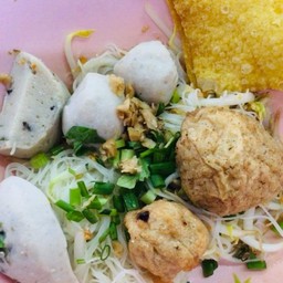 ก๋วยเตี๋ยวน้ำต้มยำลูกชิ้นปลา