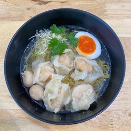 ก๋วยเตี๋ยวต้มยำ หรือ น้ำใส เกี๊ยวกุ้ง ไข่ยางมะตูม