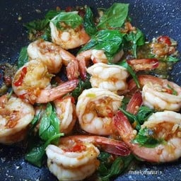 ผัดพริกใบโหระพาราดข้าว