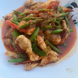 ผัดพริกแกงราดข้าว