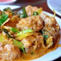 ผัดพริกแกงลูกชิ้นปลากรายราดข้าว