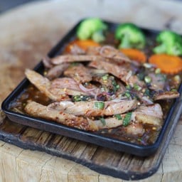 เนื้อย่างจานร้อน