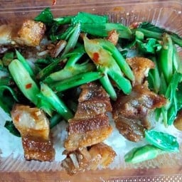 ผัดผักคะน้า ราดข้าวหมูชิ้น