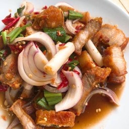 ยำหมูทอด