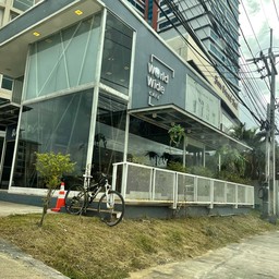 ร้านริมถนน มีที่จอดรถบริเวณเดียวกับโรงแรม B2 Premier 