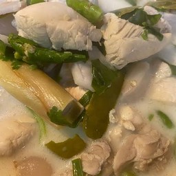 ต้มยำข่าไก่ใส่กะทิ