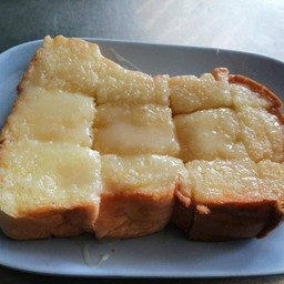 ขนมปังปิ้งเนยสด