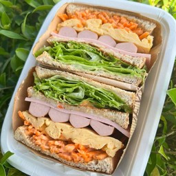 แซนวิชไส้กรอกแฮมไข่คน