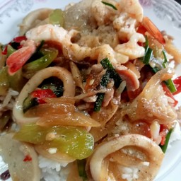 ผัดพริกอ่อนรวมมิตร(ราดข้าว)